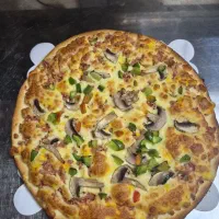 سوخاری زن و پیتزا زن ماهر و کارگر ساده