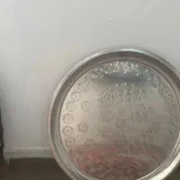 تعدادی سینی گرد کوچک و بزرگ به سینی مربع و منقل