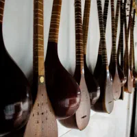 سه تار کبودرآهنگ|سازهای سنتی|کبودرآهنگ, |دیوار