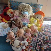 تعداد زیادی انواع عروسک|اسباب‌بازی بچه|ساری, |دیوار