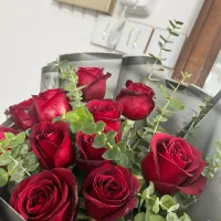 دسته گل رز و اکالیپوس