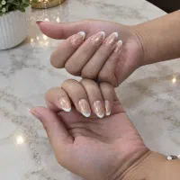 آموزش کاشت ناخن و انجام خدمات ناخن بابهترین متریال
