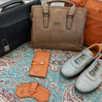 تعدادی کیف و کفش چرم