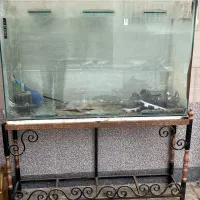 آکواریوم با پایه آهنی