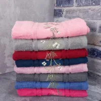 حوله دستی گلدوزی شده و حوله نیم حمام راه راه