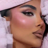 خدمات میکاپ و شنیون و آموزش و خودآرایی