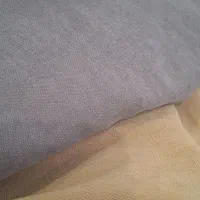 کنار پرده ای کتان