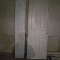 یک عدد درب ورودی ساختمان با چهارچوب آهنی