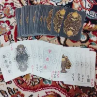 تعدادی بازی فکری و قرآن و مفاتیح و لیوان و پاسور