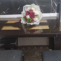 میز صندلی نهار خوری وبرنز دکوری در حد  نو سنگین
