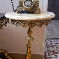 تلفن و میز برنزی