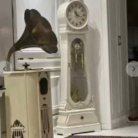 ساعت ایستاده و گرامافون