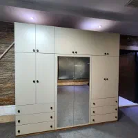 کمددیواری نسکافه ای روشن وداخلش رنگ چوب متحرک