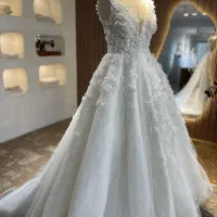 تعداد زیادی لباس عروس و عقد