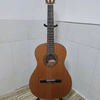 وسایل گیتار شامل سه پایه نت، پایه گیتار، زیرپایی