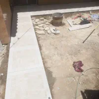 کار گر مخام وار بغل دست کاشی کار