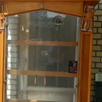 ویترین چوبی باطبقات شیشه ای ،همراه با اینه.