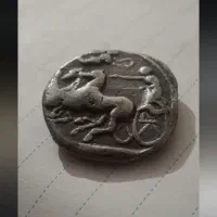 تعدادی سکه مهره انگشتر دستبند گردنبند بازو بند