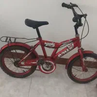 دوچرخه قرمز رنگ