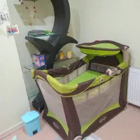 تخت و پارک کودک و یک عدد استند