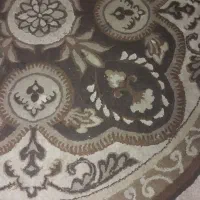 گلیم فرش ۹ متری سوختگی دارد رایگان همراه با یک میز