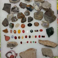 تعدادی سنگ و جواهر و نگین و انگشتر و تسبیح