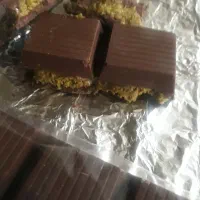 شکلات کنافه دبی با مغز پسته