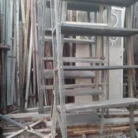 تعدادی قفسه مغازه