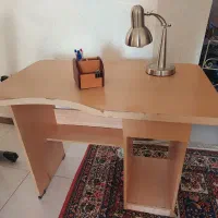 میز مطالعه و کامپیوتر