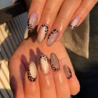 کاشت ناخن (تخفیف ویژه)