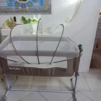 تخت کنار مادر