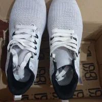 یک جفت کفش اسپرت