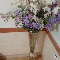 گلدان شیشه ای طلایی به همراه گلدان و گل های خارجی