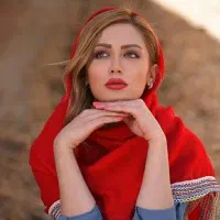 مجری خانم بافیس و مدل جلوی دوربین تولید محتوا