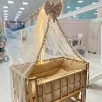 گهواره و تخت کنار مادر