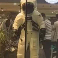 مجسمه فضانورد ویترین