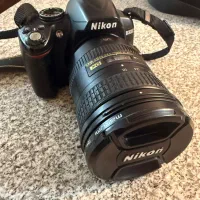 دوربین Nikon D3000 + لنز 18-200 مناسب شروع کار