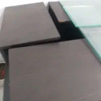 میز چهارتایی جلو مبلی که مره داخل خودش چهارتا