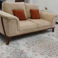 مبل ۷ نفره کرم، بسیار شیک و تمیز سالم و کم‌استفاده