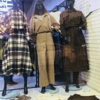 فروشنده خانم برای پوشاک زنانه