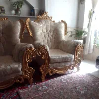 مبل سلطنتی ۷نفره ویک ساعت چوبی و دو میز