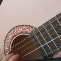 گیتار کوچیک صورتی