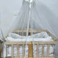 تخت کنار مادر گهواره شو