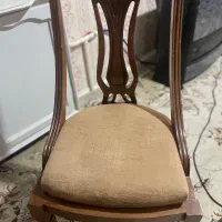 یک عدد صندلی و میز رنگ طلایی