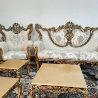 دو دست مبل سلطنتی شیک با جلومبلی