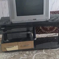 یک عدد تلوزیون ال جی  با میز و گیرنده دیجیتال