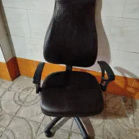 صندلی چرخ دار و میز کامپیوتر