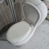 توالت فرنگی و روشویی و درب چوبی اتاق