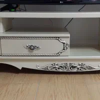 یک عدد میز تلویزیون سالم و نو.