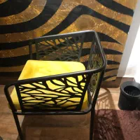 یک عدد صندلی فلزی